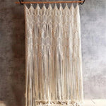 Rideau décoratif en macramé beige, design artisanal élégant, parfait pour ajouter une touche bohème à votre intérieur. Idéal pour séparer des espaces ou décorer des fenêtres avec style. Convient à toutes les pièces de la maison pour une ambiance chaleureuse et invitante.