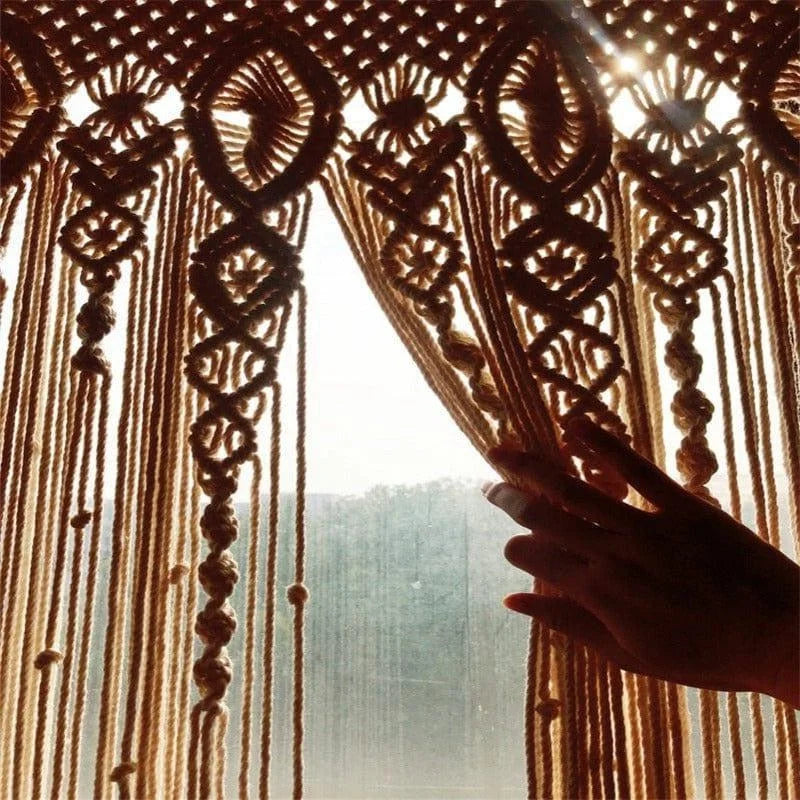 Rideau artisanal, design élégant et ajouré, embellit l'intérieur, tamise délicatement la lumière naturelle, idéal pour une ambiance bohème et chaleureuse.
