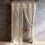 Rideau en macramé beige, design bohème et élégant, idéal pour la décoration intérieure. Ce rideau ajoute une touche artistique à votre espace de vie et se marie bien avec un décor naturel ou rustique. Parfait pour embellir un salon, une chambre ou une entrée avec style et originalité.