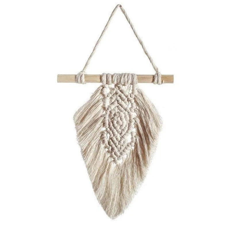 Décoration murale artisanale en macramé de couleur claire, idéale pour un style bohème et naturel. Cette suspension ajoutée une touche élégante à votre intérieur, qu'elle soit accrochée dans le salon, la chambre ou le bureau. Faite à la main, cette pièce artistique et tendance apportera chaleur et originalité à votre espace de vie.