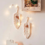 Décoration murale bohème avec plumes tressées modernes, idéal pour un intérieur chaleureux et accueillant. Parfait pour sublimer un salon ou une chambre avec une touche romantique. Ajoutez une ambiance lumineuse avec ces ornements tendances aux lignes épurées.