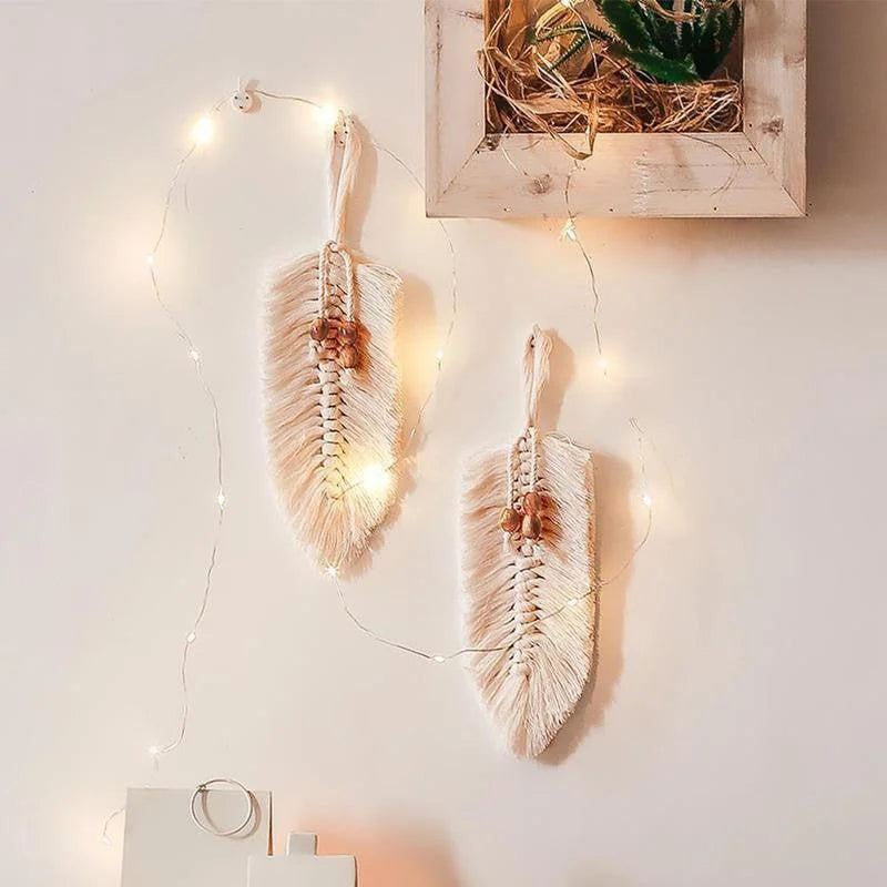 Décoration murale bohème avec plumes tressées modernes, idéal pour un intérieur chaleureux et accueillant. Parfait pour sublimer un salon ou une chambre avec une touche romantique. Ajoutez une ambiance lumineuse avec ces ornements tendances aux lignes épurées.