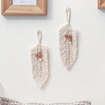 Décoration murale bohème en forme de feuille, idéale pour embellir un salon ou une chambre. Accessoire élégant avec détails tressés et perles décoratives, parfait pour créer une ambiance naturelle et chaleureuse. Facile à suspendre pour une touche artisanale et tendance dans votre intérieur. Parfait pour un style scandinave ou minimaliste.