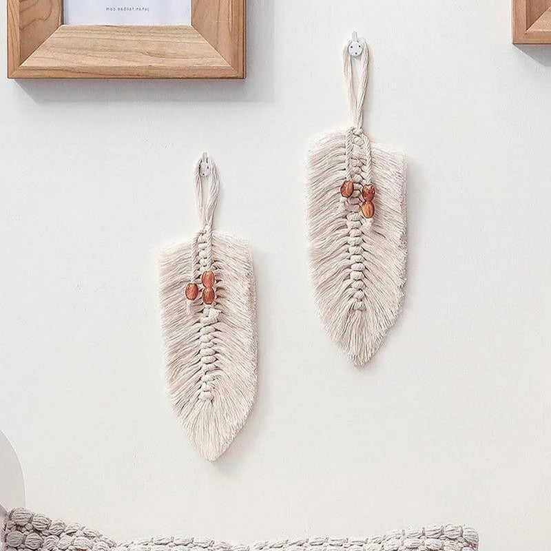 Décoration murale bohème en forme de feuille, idéale pour embellir un salon ou une chambre. Accessoire élégant avec détails tressés et perles décoratives, parfait pour créer une ambiance naturelle et chaleureuse. Facile à suspendre pour une touche artisanale et tendance dans votre intérieur. Parfait pour un style scandinave ou minimaliste.