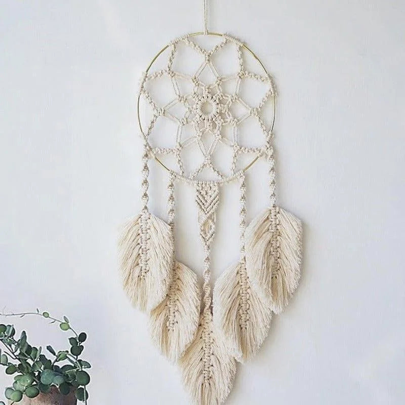 Attrape-rêves artisanal pour décoration murale élégante, conception en dentelle avec plumes suspendues, idéal pour ajout bohème à votre intérieur. Décoration murale apaisante pour chambre et salon. Offrez une touche d'originalité à votre espace.