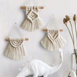 Décoration murale bohème avec trois suspensions macramé, parfaites pour ajouter une touche artisanale et naturelle à votre intérieur. Design élégant et raffiné, idéal pour un salon ou une chambre. Accessoire déco tendance pour un style unique et chaleureux.