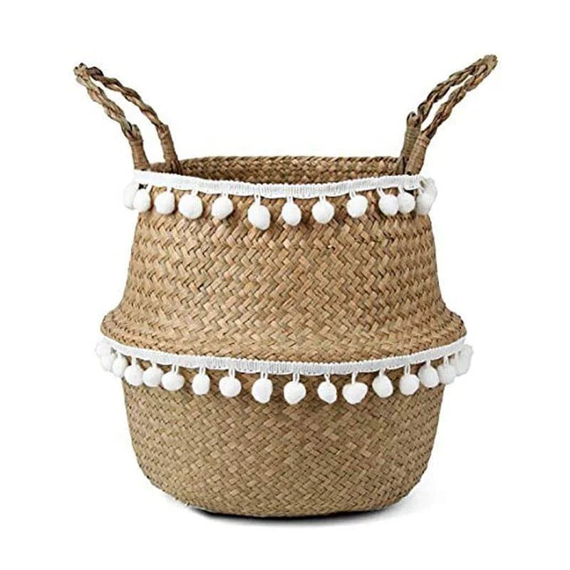 Panier de rangement décoratif avec pompons blancs, idéal pour l'organisation et la décoration intérieure. Design bohème et pratique, parfait pour le salon, la chambre ou la salle de bain. Poignées robustes pour un transport facile. Accessoire tendance pour un intérieur chaleureux et stylé.