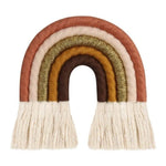 Décoration murale arc-en-ciel bohème aux tons chauds pour chambre d'enfant, ajoutant une touche de couleur rustique et chaleureuse à tout intérieur moderne. Design unique, idéal pour un cadeau ou pour personnaliser l'espace de vie avec style et élégance.