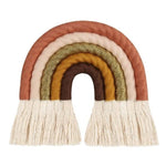 Décoration murale en forme d'arc-en-ciel avec des nuances de terre cuite, beige et ocre, idéale pour une chambre d'enfant ou un salon. Élément bohème chic apportant une touche colorée et chaleureuse à votre intérieur. Suspendez cet accessoire tendance pour harmoniser votre décoration avec des tons naturels et apaisants.