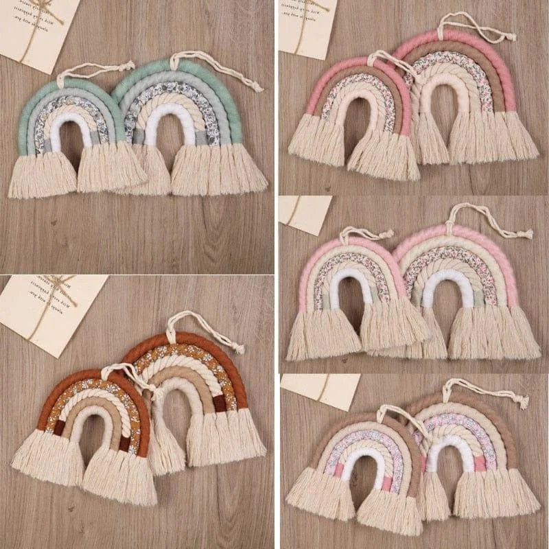 Décoration murale en forme d'arc-en-ciel pour chambre d'enfant. Ensemble de décorations colorées avec des teintes pastel et naturelles. Parfait pour ajouter une touche chaleureuse et ludique à la décoration intérieure. Idéal comme cadeau pour les nouveaux parents, ce lot de suspensions ravira par ses nuances douces et élégantes. Accessoire décoratif tendance pour créer une ambiance apaisante et joyeuse.