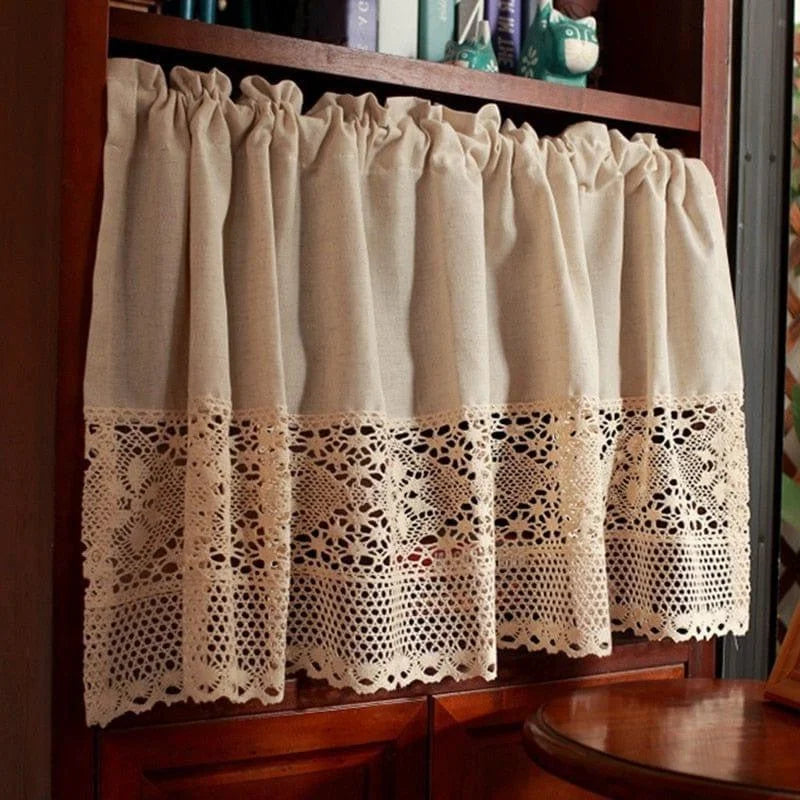 Rideau de style vintage avec bordure brodée, idéal pour ajouter une touche champêtre à votre intérieur. Parfait pour la décoration d'une bibliothèque ou d'un espace de détente, ce rideau souligne l'élégance et le charme rustique de votre maison. Accessoire incontournable pour une ambiance chaleureuse et accueillante.