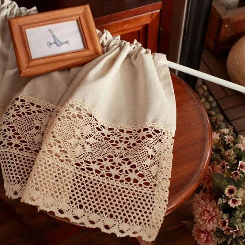 Rideau décoratif vintage avec bordures en dentelle, idéal pour ajouter une touche élégante à votre intérieur, suspendu dans un cadre rustique avec une petite photo encadrée et des fleurs en arrière-plan. Parfait pour les cuisines ou salons au style rétro-chic.