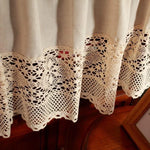 Rideau décoratif vintage avec bordure en dentelle, idéal pour ajouter une touche élégante et romantique à votre intérieur. Design raffiné parfait pour les salons ou chambres, apportant charme et sophistication à votre décoration.