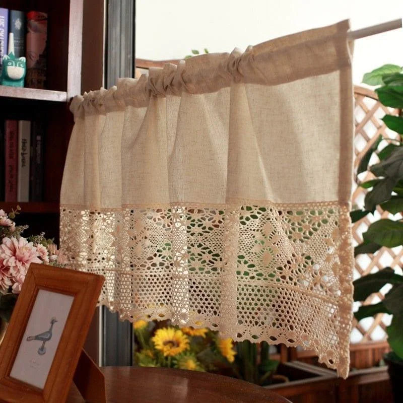 Voilage élégant et décoratif avec détails en dentelle, idéal pour ajouter une touche de charme rustique à votre intérieur. Ce rideau court convient parfaitement aux petites fenêtres de cuisine ou de salle de bain, apportant luminosité et intimité. Accessoire d'embellissement pour la maison, il s'intègre facilement à tout style de décoration, créant une atmosphère accueillante et raffinée.