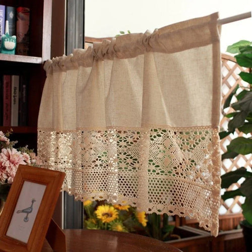 Voilage élégant et décoratif avec détails en dentelle, idéal pour ajouter une touche de charme rustique à votre intérieur. Ce rideau court convient parfaitement aux petites fenêtres de cuisine ou de salle de bain, apportant luminosité et intimité. Accessoire d'embellissement pour la maison, il s'intègre facilement à tout style de décoration, créant une atmosphère accueillante et raffinée.