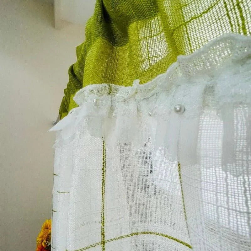 Rideau élégant vert et blanc avec détails en dentelle, idéal pour apporter une touche de fraîcheur et de sophistication à votre intérieur. Motif moderne avec perles décoratives, parfait pour embellir salles de séjour ou chambres à coucher. Accessoire de décoration intérieure tendance et fonctionnel.