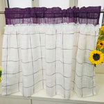 Rideau de cuisine à carreaux avec bordure violette, idéal pour apporter une touche de couleur et d'élégance à votre intérieur. Ce modèle présente un design simple mais chic, parfait pour les fenêtres de petites tailles. Ajoutez du charme à votre décoration tout en préservant votre intimité avec cette tenture au motif traditionnel. Parfait pour créer une ambiance chaleureuse et accueillante.