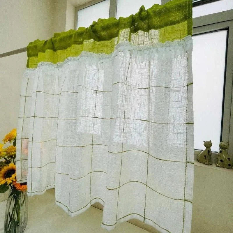 Rideau de cuisine moderne, élégant et lumineux avec une touche de vert, idéal pour ajouter une ambiance fraîche et accueillante à votre intérieur. Parfait pour les fenêtres de cuisine, ce rideau court offre une belle diffusion de la lumière naturelle, tout en préservant votre intimité.