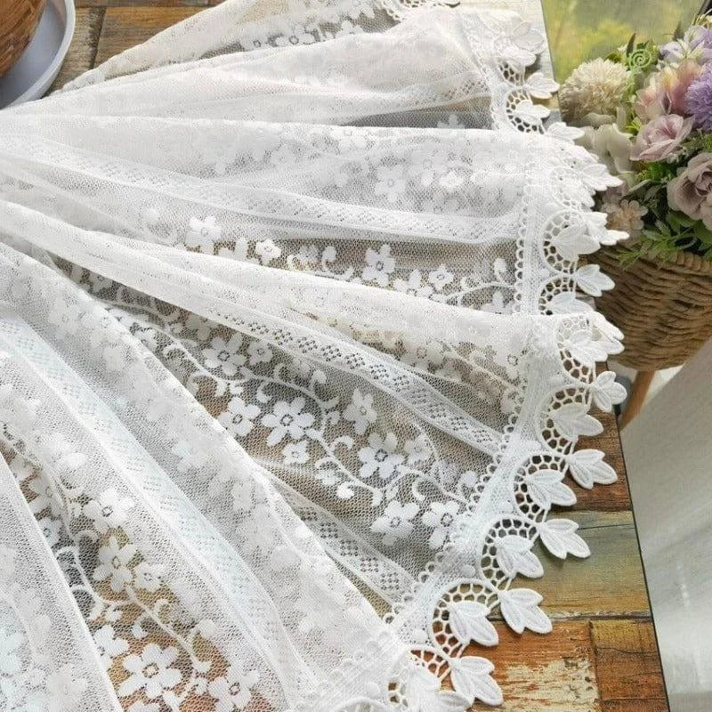 Voilage décoratif blanc avec motif floral délicat, idéal pour sublimer votre intérieur. Rideau transparent et élégant pour une ambiance lumineuse et raffinée. Accessoire de décoration intérieure parfait pour fenêtres et portes. Sophistication et charme assurés avec ce voilage floral.