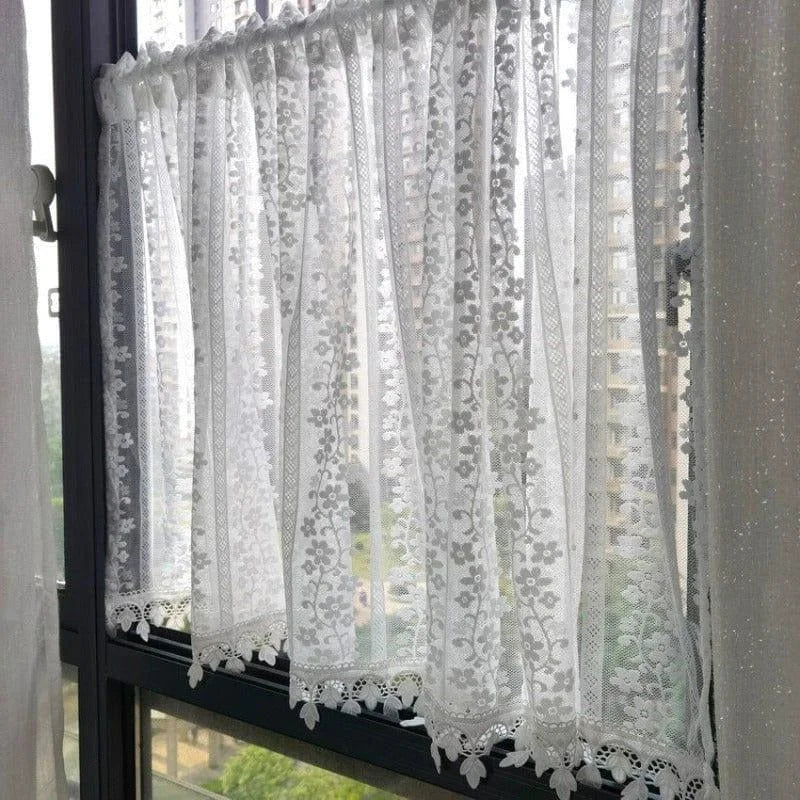 Rideau élégant avec motif fleuri pour fenêtre, ajoutant une touche décorative et lumineuse à votre intérieur. Idéal pour apporter de la finesse et de la légèreté dans une pièce. Parfait pour le salon, la chambre ou la cuisine. Installation facile et rapide, ajustement parfait à toutes les tailles de fenêtres. Transformez votre espace avec ce rideau esthétique et raffiné.
