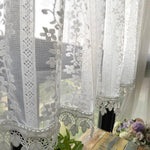 Voilage élégant blanc avec motif floral, parfait pour sublimer la décoration intérieure d'une maison. Ce rideau laisse entrer la lumière naturelle tout en préservant l'intimité. Idéal pour salon, chambre ou bureau, ajoutant une touche de douceur et de sophistication à votre espace de vie. Fleur ornementale en arrière-plan, offrant une ambiance chaleureuse et accueillante.