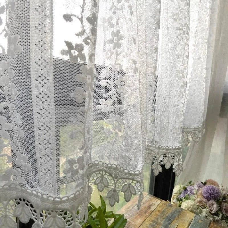 Voilage élégant blanc avec motif floral, parfait pour sublimer la décoration intérieure d'une maison. Ce rideau laisse entrer la lumière naturelle tout en préservant l'intimité. Idéal pour salon, chambre ou bureau, ajoutant une touche de douceur et de sophistication à votre espace de vie. Fleur ornementale en arrière-plan, offrant une ambiance chaleureuse et accueillante.