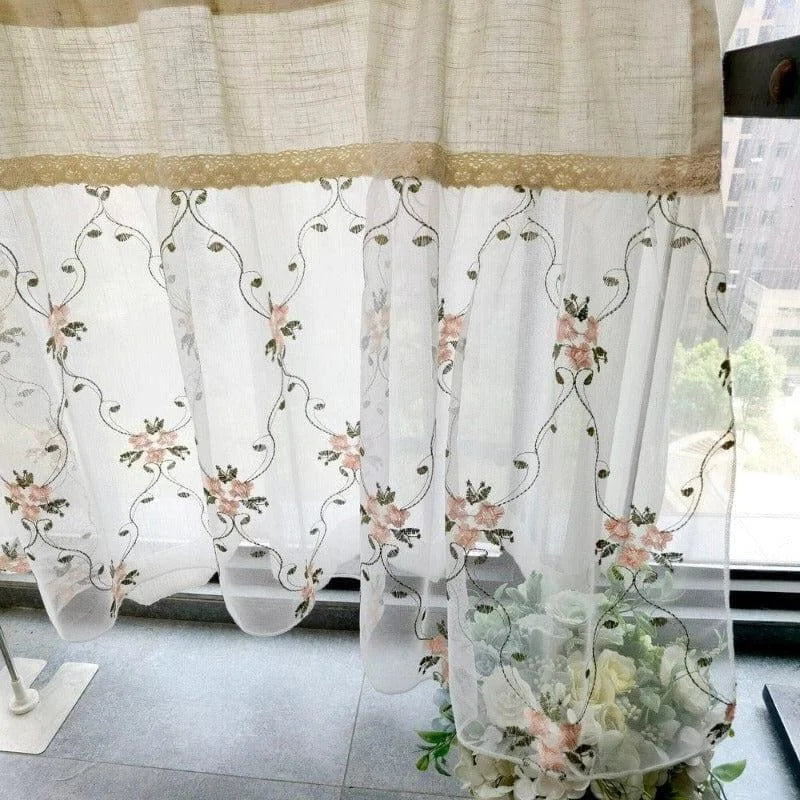 Rideau décoratif élégant avec motif floral brodé, idéal pour ajouter une touche de charme et de sophistication à votre intérieur. Parfait pour les salons, chambres ou espaces de vie modernes. Simplifiez votre décoration avec ce rideau délicatement orné de fleurs colorées.