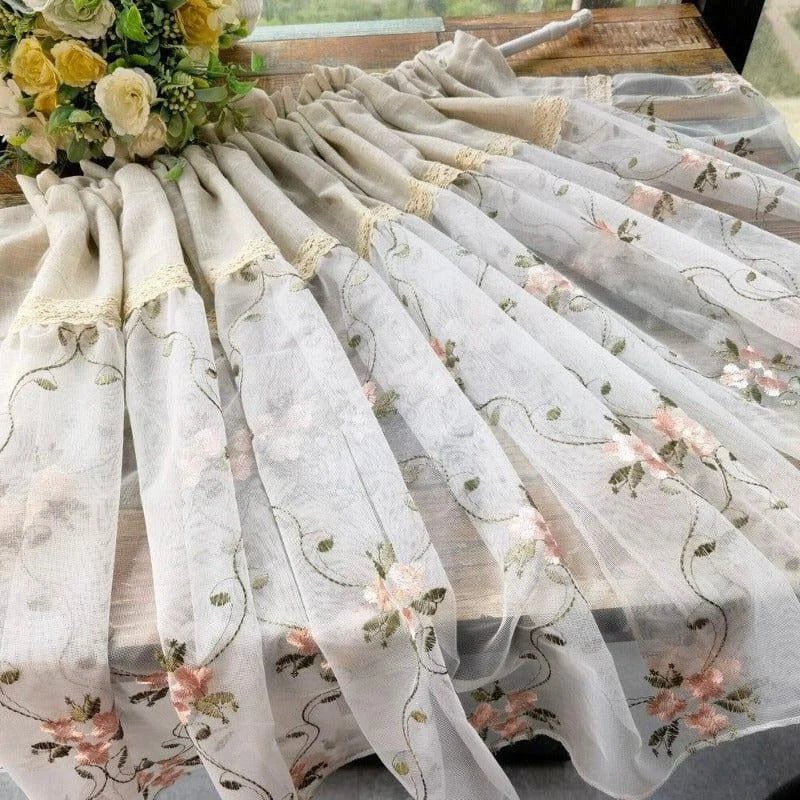 Voilage élégant avec motifs floraux brodés, idéal pour apporter une touche de charme et de raffinement à votre intérieur. Ce rideau décoratif est parfait pour les salons, chambres ou cuisines, offrant une ambiance douce et accueillante tout en laissant passer la lumière. Disponible dans des tons neutres pour s'harmoniser facilement avec divers styles de décoration.