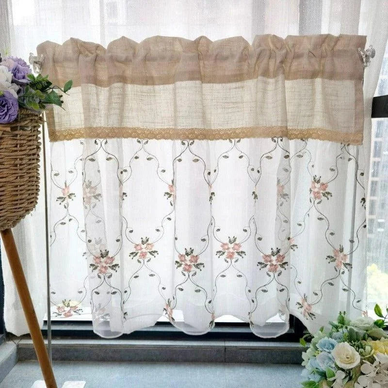 Rideau décoratif de cuisine avec motifs floraux brodés, idéal pour embellir vos fenêtres. Ce rideau court ajoute une touche élégante à votre intérieur tout en laissant passer la lumière naturelle. Parfait pour créer une atmosphère chaleureuse et accueillante. Accessoire parfait pour la décoration de maison.