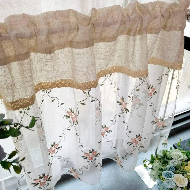 Rideau décoratif brodé floral avec motifs délicats et bordure beige, idéal pour ajouter une touche élégante à votre intérieur. Ses motifs floraux apportent fraîcheur et légèreté à la pièce, tout en préservant l'intimité. Parfait pour les fenêtres de salon, chambre ou salle de bain. Ajoutez une ambiance chaleureuse et accueillante avec ce rideau charmant et raffiné.