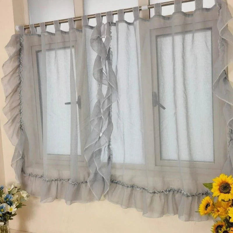 Rideau de fenêtre décoratif gris avec volants, idéal pour apporter une touche élégante et romantique à votre intérieur. Ce modèle convient parfaitement aux salons et chambres, ajoutant finesse et style à votre décoration. Facile à installer grâce aux attaches intégrées, ce rideau est une solution pratique pour la gestion de la lumière tout en embellissant vos espaces de vie.