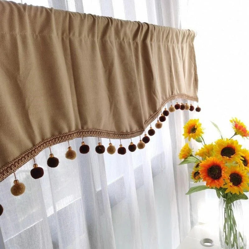 Cantonnière élégante avec pompons décoratifs, ajoutant une touche raffinée à votre fenêtre. Couleur sobre et chic idéale pour une décoration intérieure chaleureuse et accueillante. Parfaite pour habiller les fenêtres du salon ou de la chambre à coucher. Mettez en valeur votre espace avec ce design classique agrémenté de détails élégants, parfait pour créer une atmosphère cosy.