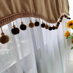 Cantonnière élégante avec pompons décoratifs suspendus, idéale pour embellir les fenêtres de votre salon ou chambre à coucher. Design sophistiqué alliant confort et style, parfaite pour créer une ambiance chaleureuse et accueillante. Finition minutieuse et attention aux détails pour un intérieur raffiné.
