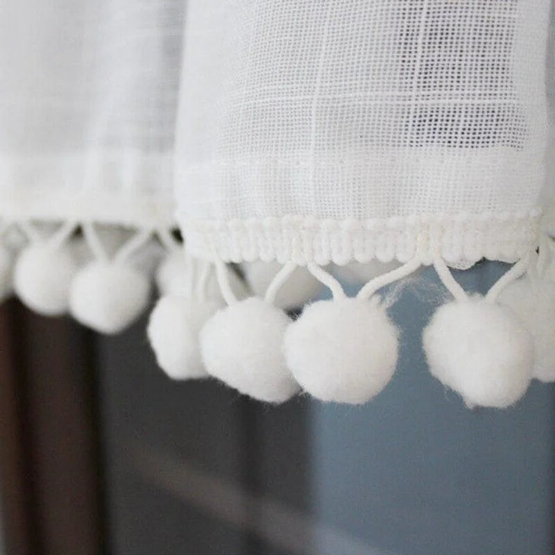 Rideau blanc avec pompons décoratifs suspendus, design élégant pour une touche de charme dans votre intérieur, idéal pour une décoration moderne et raffinée.