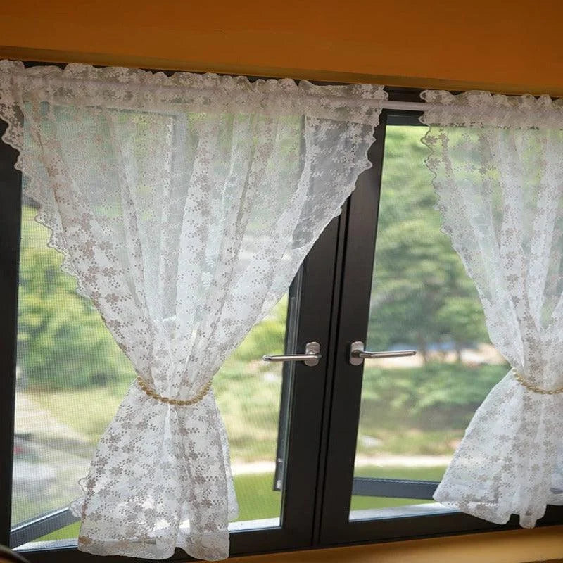 Rideaux élégants avec motif floral, parfaits pour embellir votre intérieur. Idéal pour les fenêtres de salon, apportant une touche de sophistication et de luminosité à votre pièce. Accessoire déco indispensable pour un style raffiné et accueillant.