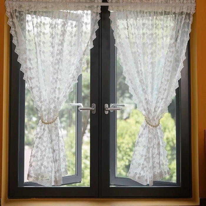 Paire de rideaux à motifs floraux suspendus à une fenêtre moderne à double vantail, encadrant une vue extérieure verdoyante. Élégance et luminosité pour la décoration intérieure. Rideaux ornant la fenêtre avec style, ajoutant une touche de sophistication à la pièce. Accessoire décoratif idéal pour embellir votre maison.