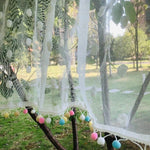 Rideau décoratif pour fenêtre avec pompons colorés, idéal pour ajouter une touche de fantaisie et d'élégance à votre intérieur. Design raffiné avec motifs translucides, parfait pour filtrer légèrement la lumière tout en préservant votre intimité. Accessoire polyvalent pour salon, chambre ou espace de travail, offrant une ambiance lumineuse et joyeuse.