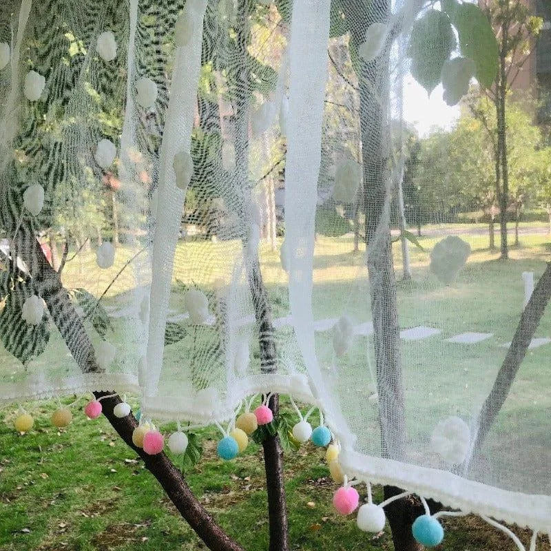 Rideau décoratif pour fenêtre avec pompons colorés, idéal pour ajouter une touche de fantaisie et d'élégance à votre intérieur. Design raffiné avec motifs translucides, parfait pour filtrer légèrement la lumière tout en préservant votre intimité. Accessoire polyvalent pour salon, chambre ou espace de travail, offrant une ambiance lumineuse et joyeuse.