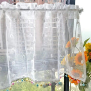 rideau blanc transparent bohème pompons multicolores tissu ajouré champêtre fixé barre métallique
