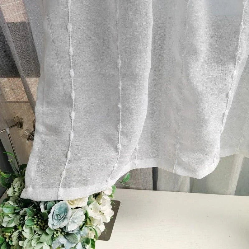 Voilage de fenêtre blanc avec motifs décoratifs verticaux, apportant une touche élégante et lumineuse à votre intérieur. Idéal pour laisser entrer la lumière tout en préservant l'intimité. Accessoire parfait pour salle de séjour ou chambre à coucher.