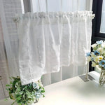 Voilage élégant blanc pour fenêtre, parfait pour ajouter une touche de modernité et de luminosité à votre intérieur. Idéal pour décorer une cuisine, un salon ou une chambre, en laissant passer la lumière naturelle tout en préservant l'intimité. Facile à installer, ce rideau court s'intègre harmonieusement dans tout type de décoration intérieure.