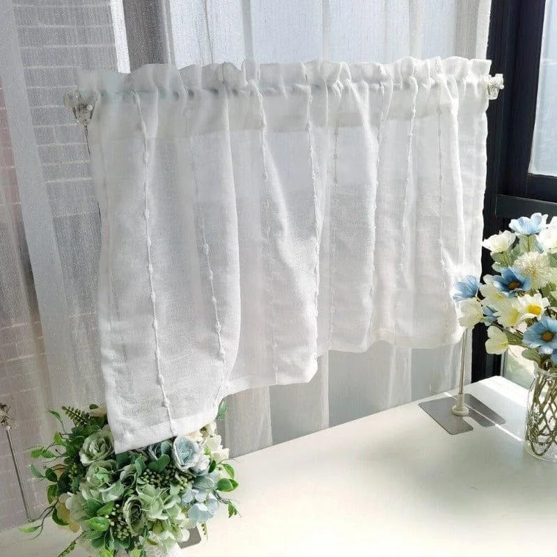 Voilage élégant blanc pour fenêtre, parfait pour ajouter une touche de modernité et de luminosité à votre intérieur. Idéal pour décorer une cuisine, un salon ou une chambre, en laissant passer la lumière naturelle tout en préservant l'intimité. Facile à installer, ce rideau court s'intègre harmonieusement dans tout type de décoration intérieure.
