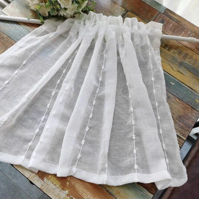 Rideau blanc semi-transparent avec des motifs subtils, idéal pour ajouter une touche élégante et lumineuse à votre intérieur. Ce voilage est parfait pour filtrer la lumière tout en conservant une ambiance apaisante. Convient parfaitement aux salons, chambres ou cuisines pour un décor raffiné et moderne. Facile à installer sur une tringle, ce rideau offre une solution pratique pour embellir vos fenêtres.