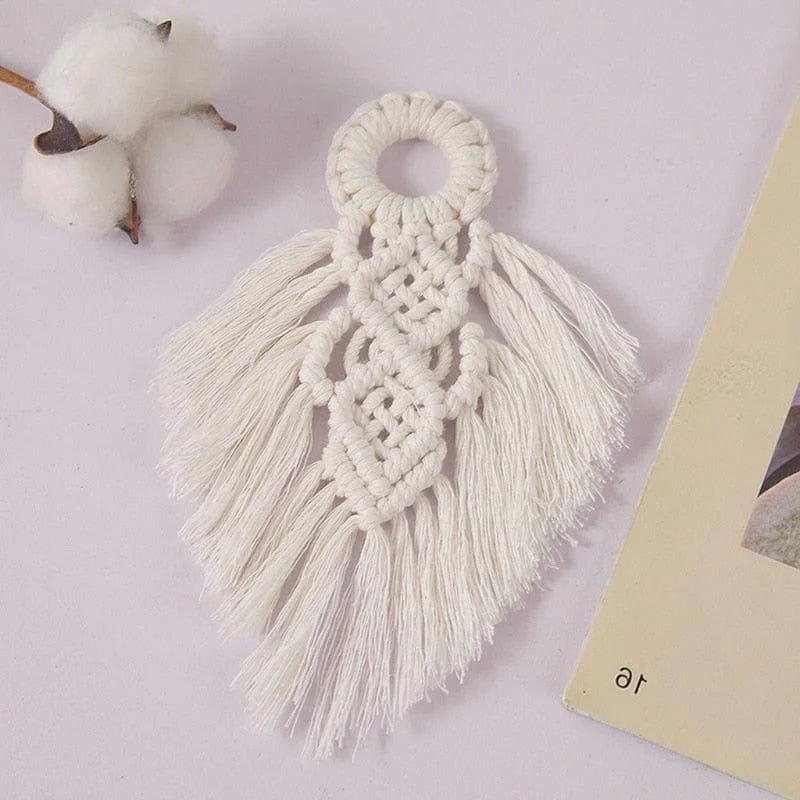 Décoration murale bohème en macramé avec un design géométrique élégant. Idéale pour ajouter une touche artisanale à votre intérieur, elle s'intègre parfaitement dans un salon, une chambre ou un espace de méditation. Fait à la main, ce macramé est un choix idéal pour ceux qui recherchent un style unique et apaisant.