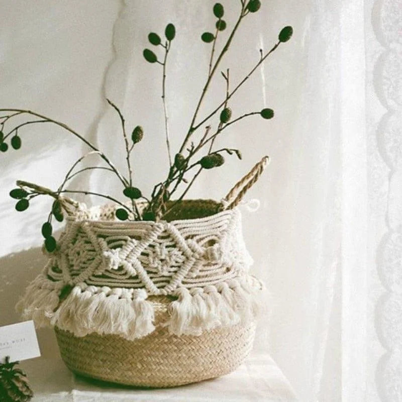 Panier décoratif en osier avec détails bohèmes, idéal pour ajouter une touche naturelle et élégante à votre intérieur. Parfait pour ranger des objets ou comme élément central de décoration avec des branches ou des fleurs séchées. Convient à une ambiance rustique et charmante.
