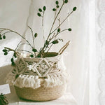 Panier décoratif en osier avec détails bohèmes, idéal pour ajouter une touche naturelle et élégante à votre intérieur. Parfait pour ranger des objets ou comme élément central de décoration avec des branches ou des fleurs séchées. Convient à une ambiance rustique et charmante.