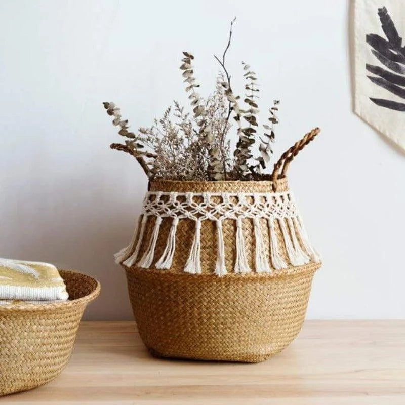Panier décoratif tressé avec franges, idéal pour la décoration intérieure. Ajoute une touche bohème à votre salon ou chambre. Parfait pour le rangement ou comme pot de fleurs. Polyvalent et élégant pour un style naturel et moderne. Accessoire indispensable pour une ambiance chaleureuse.