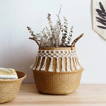 Panier décoratif tressé avec franges, idéal pour la décoration intérieure. Ajoute une touche bohème à votre salon ou chambre. Parfait pour le rangement ou comme pot de fleurs. Polyvalent et élégant pour un style naturel et moderne. Accessoire indispensable pour une ambiance chaleureuse.