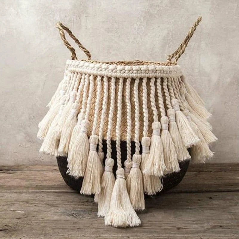 Panier décoratif avec franges élégantes, idéal pour une décoration intérieure rustique et bohème. Parfait pour le rangement ou comme pièce maîtresse, ce panier tendance ajoute une touche d'authenticité à votre espace de vie. L'accessoire parfait pour apporter style et fonctionnalité à votre maison.