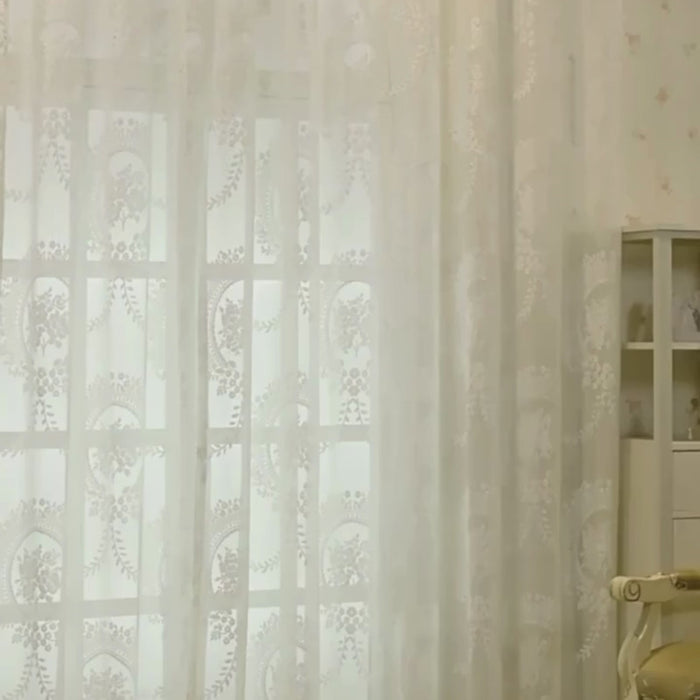 rideau blanc cassé motifs floraux translucide classique décoratif romantique texture délicate øillets